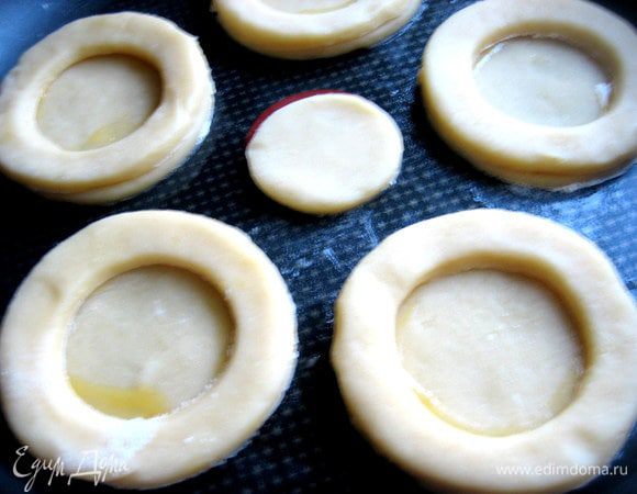 Сверху накрываем колечками прямо на желток! Он служит "клеем".