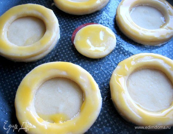 И снова смазываем края желтком!
