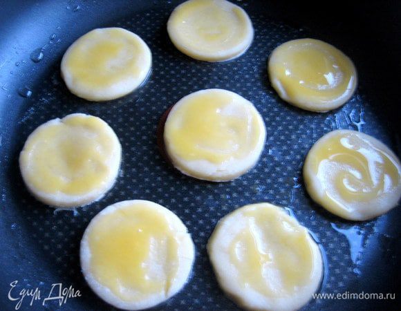 Также поступаем с мини-печеньем. Из обрезков я их много вырезала)))