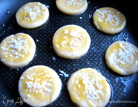 Для интереса присыплем сверху кокосом...