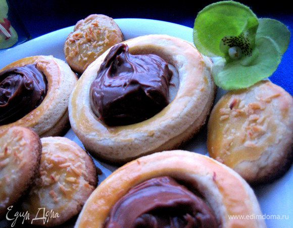 Если хотите,чтобы крем лёг ровным слоем,тогда заполняйте прямо на горячее печенье и он распределиться ровно...,но мне нравится так...,художественно)))