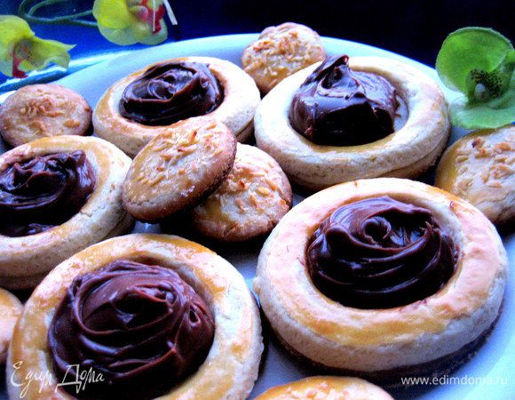 Почему ссобойка,спросите Вы...Можно взять мини-кругляшки в коробочке в школу или даже большие с кремом,сложив их кремом друг к другу)))