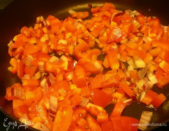 Лук, перец и помидор режем кубиками и обжариваем на растительном масле. 
