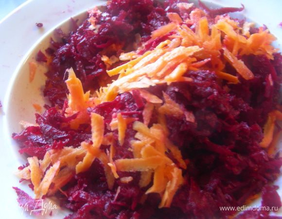 Свеклу и морковь трем на терке. 
