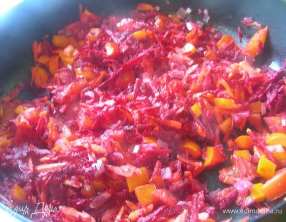 Добавляем их в сковородку и все вместе слегка обжариваем.
