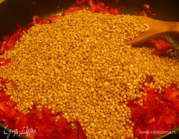 Всыпаем гречку и обжариваем несколько минут.
