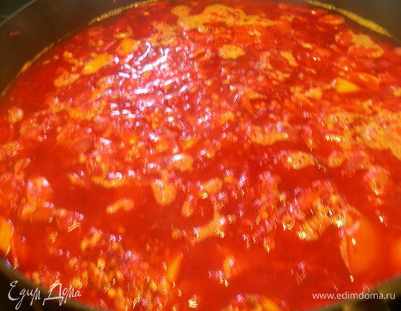 Добавляем кипяток, накрываем крышкой и готовим на небольшом огне минут 20. 

