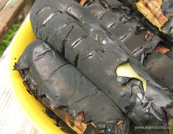 Итак, в мангале горит костер ярким пламенем, устанавливаем над ним решетку, на которую выкладываем баклажаны, отходить от них нельзя. Баклажаны нужно постоянно переворачивать, чтобы языки огня облобызали баклажаны со всех сторон равномерно. Когда шкурка баклажанов обуглиться, проверьте их на готовность, проткнув ножом, обязательно проткните около плодоножки, там баклажан пропекается хуже всего.