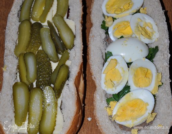 Котлеты, яйца и огурцы порезать. Уложить слоями все ингредиенты.