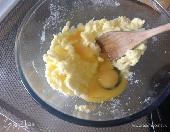 Добавьте разрыхлитель, яйцо и желтки, цедру и ванилин.