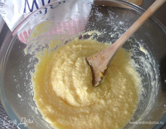 Все хорошо перемешайте, всыпьте муку и замесите тесто.