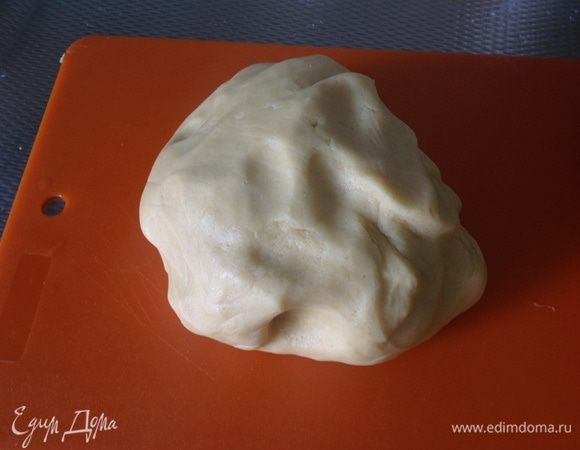 Тесто получается очень пластичное и приятное.