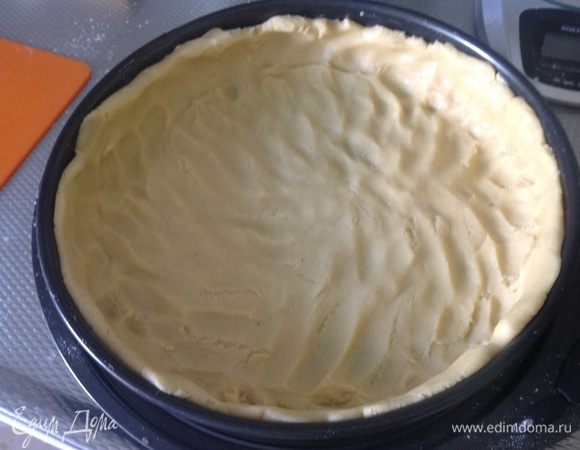 Сразу же распределите тесто по форме, сделайте бортики и поставьте на 30 минут в холодильник.