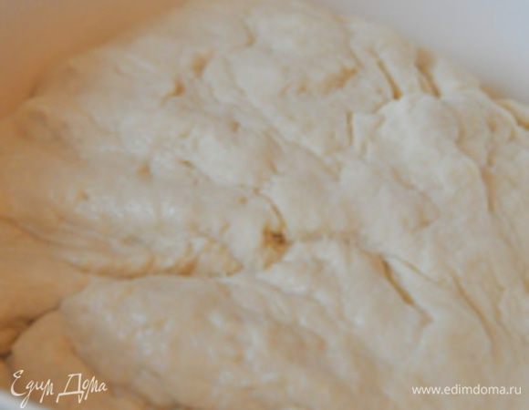 Растворить дрожжи с сахаром в 1/3 теплого молока.
Минут через 15-20, когда дрожжи поднимутся, добавить оставшееся молоко, соль, растительное масло и постепенно добавлять муку.
Замесить тесто, не крутое, но и чтобы к рукам не прилипало.
Дать тесту подойти в теплом месте (40-50 минут). Когда тесто подойдет в два раза, выложить его на доску и разделить на 10-12 равных частей (у меня получилось больше).