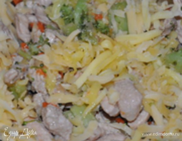 Морковь порезать соломкой.
Лук порезать полу-кольцами (или мельче).
Свинину порезать соломкой и обжарить с луком и морковкой на растительном масле.
Брокколи разобрать на мелкие соцветия, добавить к мясу, добавить специи и в равных частях соевый соус и бульон (или воду). Тушить на медленном огне, пока не уварится почти вся жидкость. Остудить до теплого.
Сыр потереть на терке и смешать с мясом.