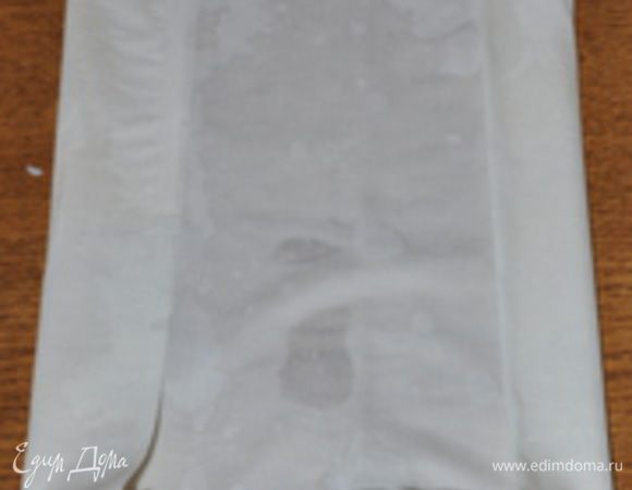 На 1 пирожок взять 1 лист теста фило. Смазать растительным или растопленным сливочным маслом. Сложить пополам. Поперек листа выложить начинку и свернуть трубочку.