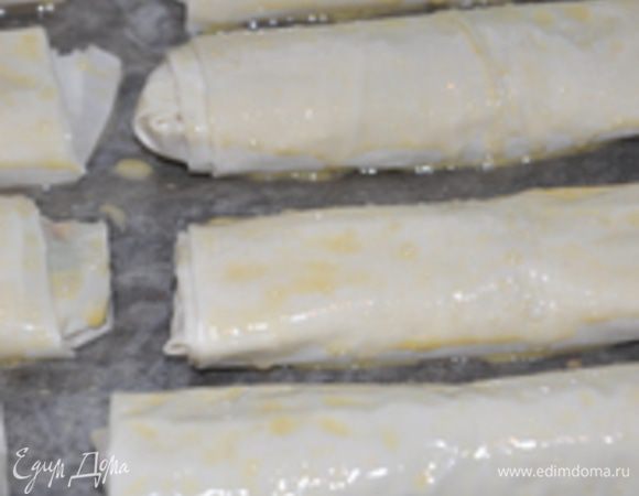 Трубочки смазать взбитым яйцом и подрумянить в духовке.