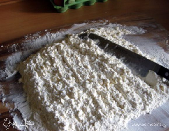 Маргарин с мукой порубить ножом, чтобы получилась маслянисто-мучная крошка. 