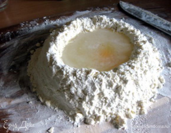 Сделать холмик с ямкой посередине, в нее положить яйцо, уксус, воду, соль. 