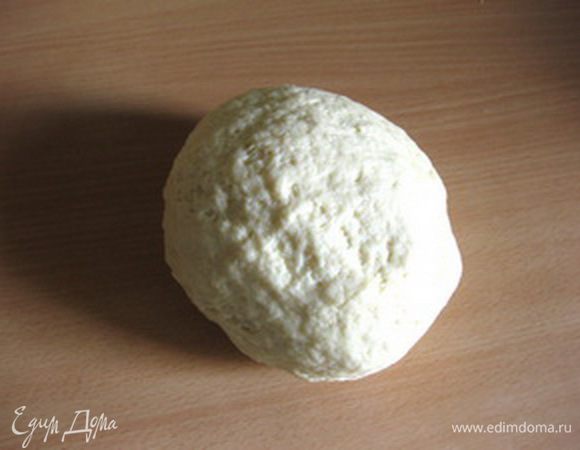 Замесить мягкое эластичное тесто, накрыть пленкой и убрать в холодильник минимум на 1 час.