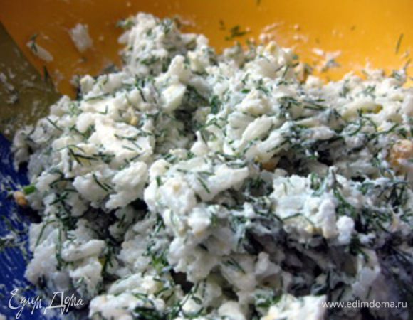 Укроп измельчить, сыр растереть в крошку, чеснок мелко нарезать, все смешать с рисом. Поперчить и посолить по необходимости, ведь сыр соленый. 