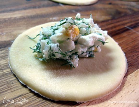 Лепка пирожков.
Тесто раскатать тонко, но без фанатизма. С помощью стакана вырезать кружки и смазать посередине взбитым яйцом, сверху выложить начинку.