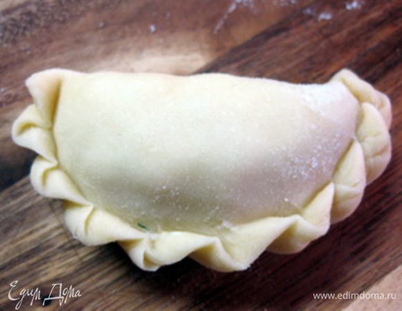 Сложить пополам и защипнуть. Затем защипнуть косичкой. 