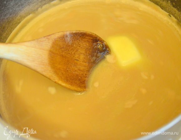 добавляем сливочное масло, размешиваем и остудить до комнатной температуры. 