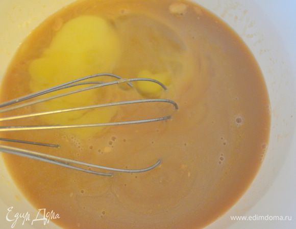 добавить яйцо и взбить все венчиком. 