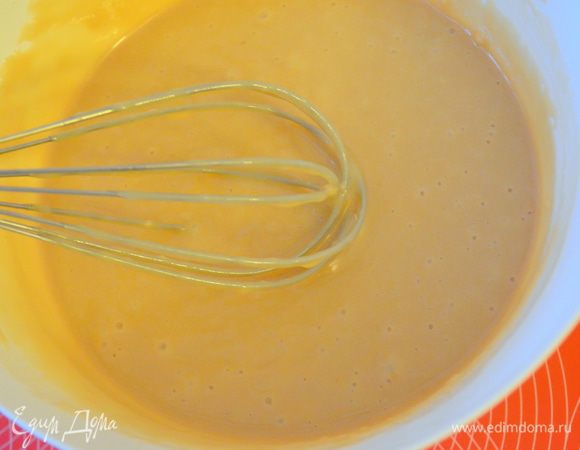 получается вот такое густое коричневое тесто