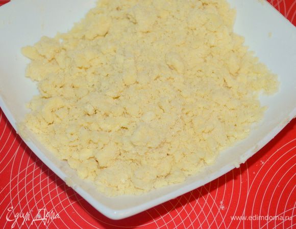 Готовим штрейзель: ледяное масло нарубить на кубики, добавить сахар и муку и руками растереть в крошку. 