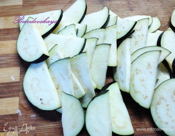 Баклажаны вымыть, разрезать вдоль на 2 части и нарезать ломтиками. Немного посолить и оставить минут на 15.  