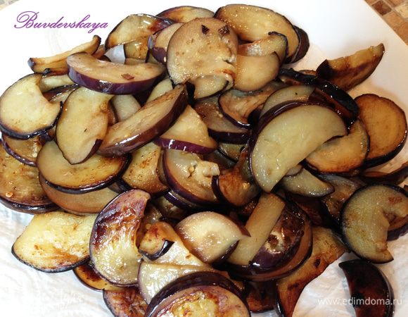 Затем промыть баклажаны от соли, высушить и обжарить в небольшом количестве растительного масла. Выложить на бумажные полотенца, чтобы впиталось лишнее масло.