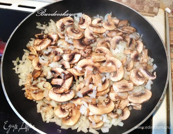 Мелко нарезать лук. Обжарить грибы с луком в небольшом количестве растительного масла.