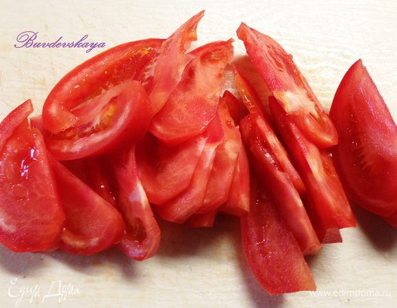 Помидоры вымыть, обсушить, разрезать на пополам, удалить сердцевину и нарезать дольками.