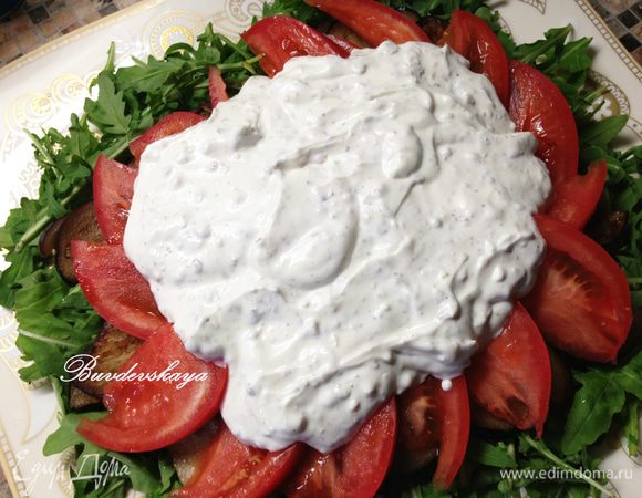 Выложить на блюдо руколу, следом баклажаны, затем помидоры, полив их обильно соусом, сверху выложить грибы с луком. Украсить по вкусу. ENJOY !