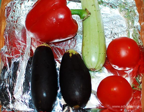 Овощи помыть, высушить, сделать вилкой проколы, запечь в духовке - 45-60 мин.