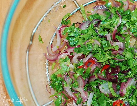 Тем временем,нарезать кубиками мелкими лук, и протушить на сковородке с добавлением оливкового масла. Чеснок, кинзу и перчик чили измельчить. Выложить лук, чеснок, чили и кинзу в миску и перемешать.