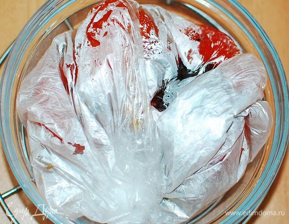 Перец и помидоры положить в полиэтиленовый пакет, оставить на 15-20 мин. Затем удалить с них кожицу.