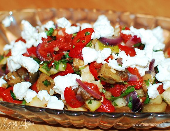 Выложить в салатник и посыпать сверху сыром фета. Приятного аппетита!