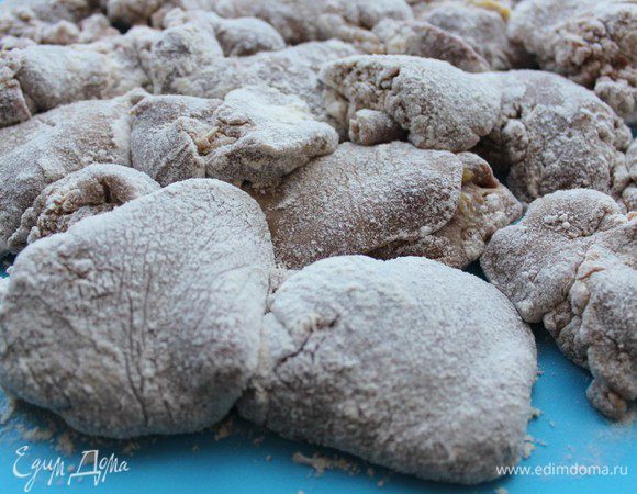 Удалить из печени соединительные пленки , промыть, выложить на бумажные салфетки, дать как следует обсохнуть.  Обвалять в муке куски печени, отставить.