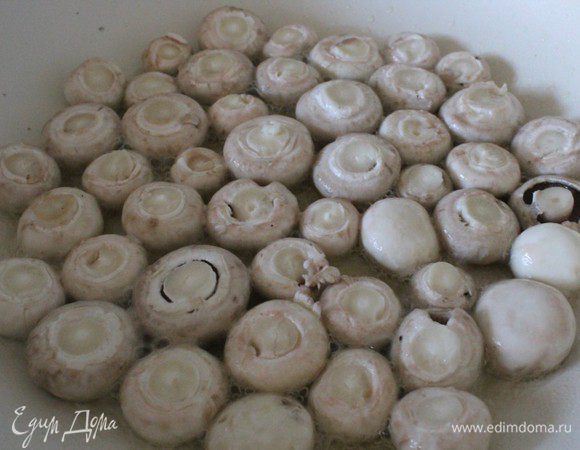 Грибы промыть и обсушить. Обжарить   на сильном огне в течение 2-3 мин.