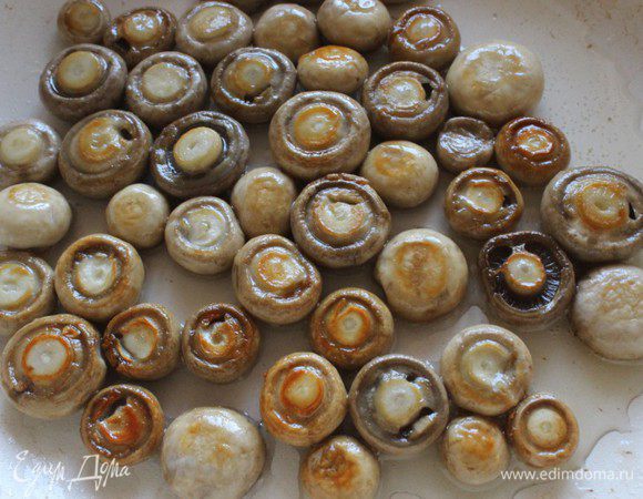 С обеих сторон до золотистой корочки. Переложить грибы в сотейник.