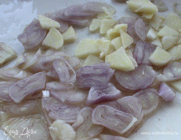 На этом же масле обжарить лук и чеснок. Переложить к грибам.