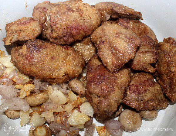 Переложить печень к грибам и луку. Влить в сковороду вино, добавить семена фенхеля (тмина). Уварить соус (5 мин.). Залить  соусом грибы, лук с чесноком и печень, посолить, поперчить, перемешать. Готовить 3 мин. 
