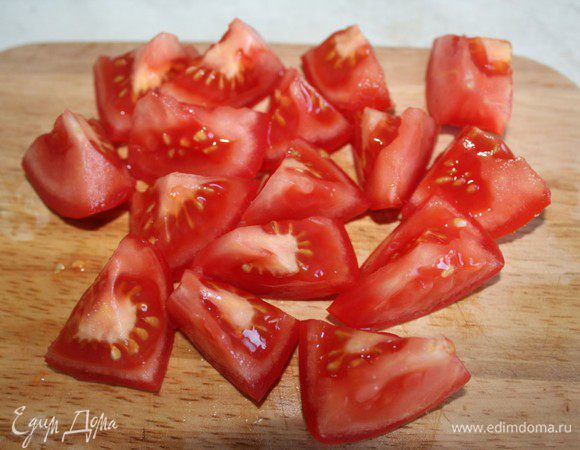 Помидоры вымыть, обдать кипятком и снять кожицу, мякоть нарезать крупными кубиками. Добавить в готовое блюдо, перемешать и сразу же подать к столу.