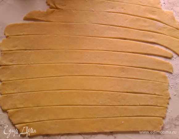 Раскатать тесто, толщиной кому как нравится, потолще вкуснее где-то 0,5 см.

И лепим рогалики, я положила дробленые орехи. 
