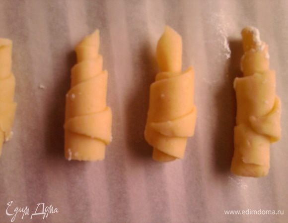 И чито завитушки делала. Часть после выпекания смазала медом.