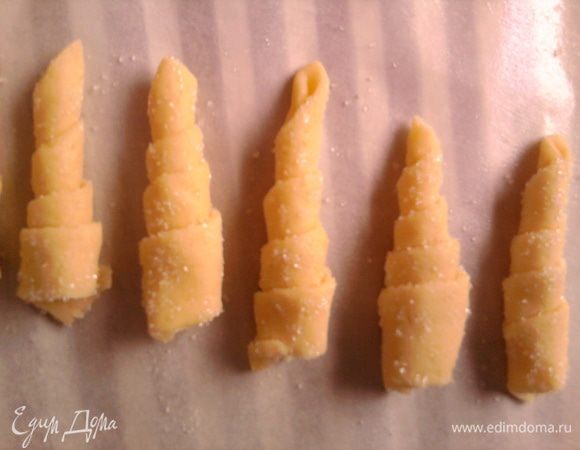 Часть с сахаром. (У нас некоторые мед не любят).

В духовку на 20 мин.  180С.