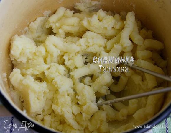 Картофель чистим, моем, варим в подсоленной воде до готовности. Я порезала не очень большим кубиком, чтобы быстрее сварилась, у меня заняло где-то 15 минут с момента закипания. Жидкость сливаем, картофель очень хорошо разминаем в пюре. 